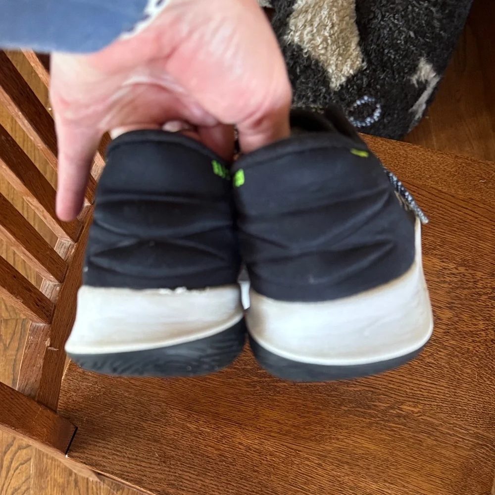Nike Kyrie Irving Kids Black Sneakers with Neon Green Accents size 7 Y